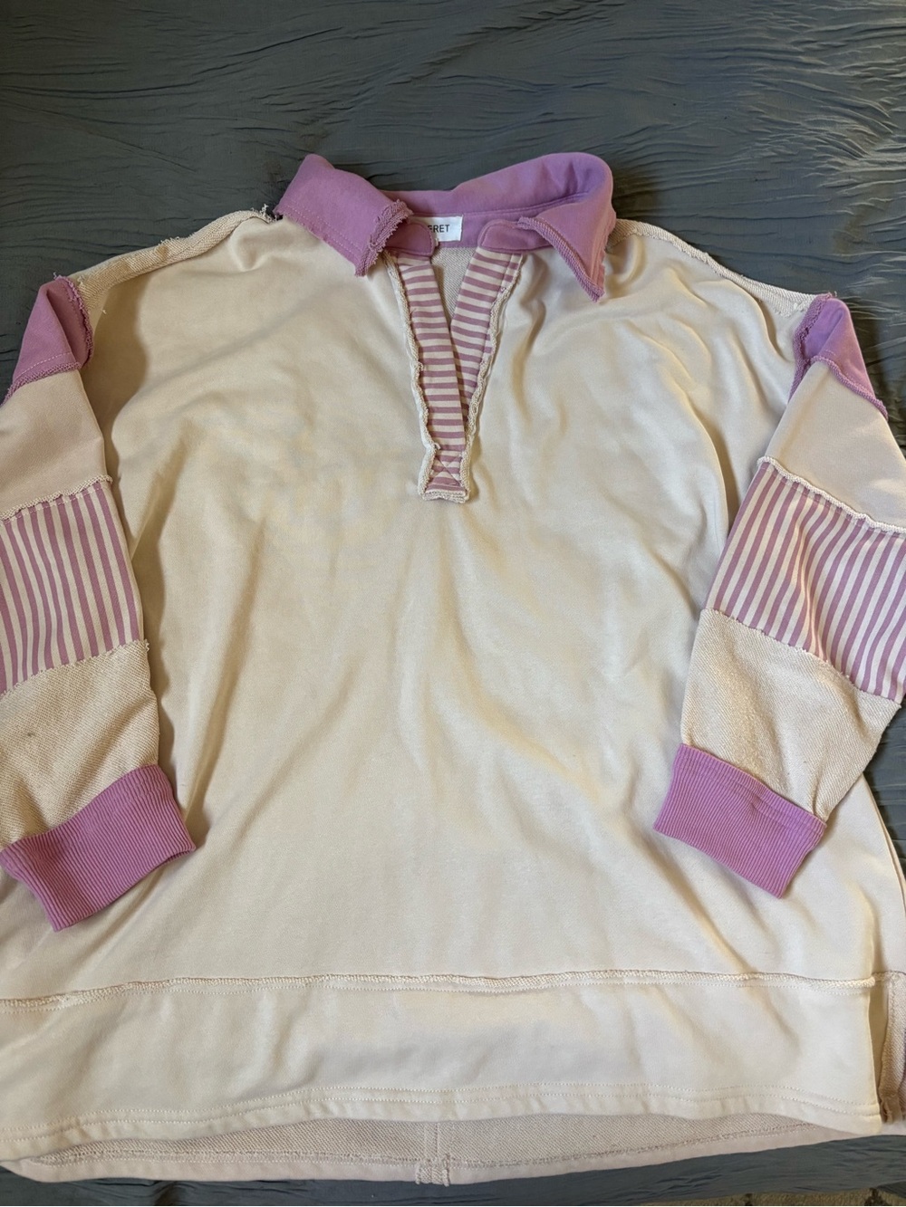 Relaxed V-Neck Pullover Sweater in Light Pink and Mauve